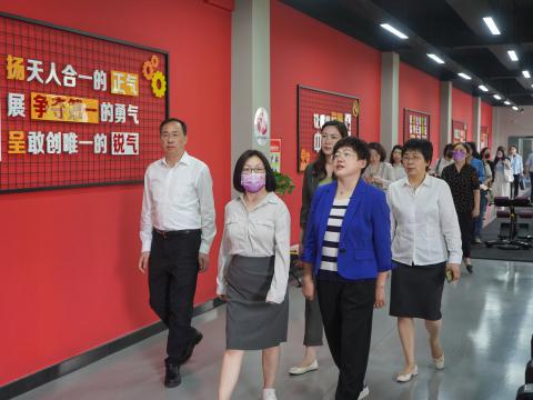 全国总工会女职工部光临冰球突破电气调研女职工工作
