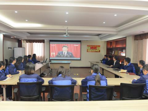 冰球突破党总支组织党员收看进建十九大开幕会