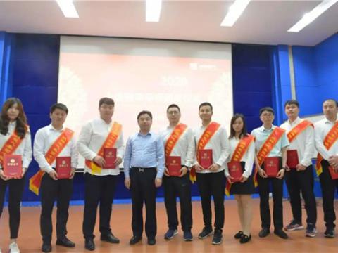 冰球突破集团进行第三届“十佳青年标兵”暨职工俱乐部赛事颁奖典礼